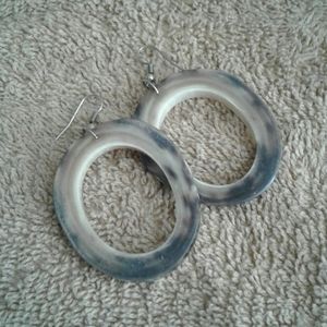 Granite-look circular earrings